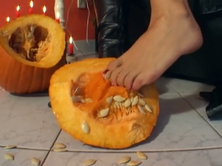 Messy solo action with a pumpkin !!