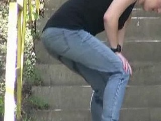 Hawt pants-wetting on an outdoor stairway
